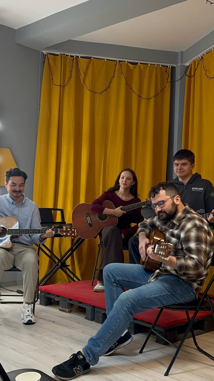 Uczniowie Akademii Soprano z gitarami